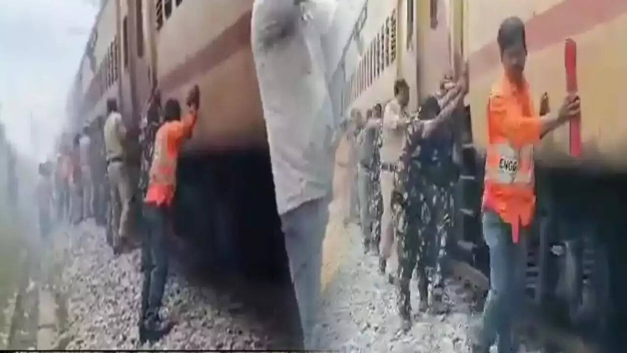 வைரல் வீடியோ!! ஏலேலோ ஐலசா..!! ரயிலை கீழே இறங்கி தள்ளிய பயணிகள்!!