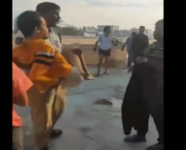 வைரல் வீடியோ... தீவிபத்து நடந்த வீட்டின் கதவை உடைத்து 6 பேரை காப்பாற்றிய காவலர்...!