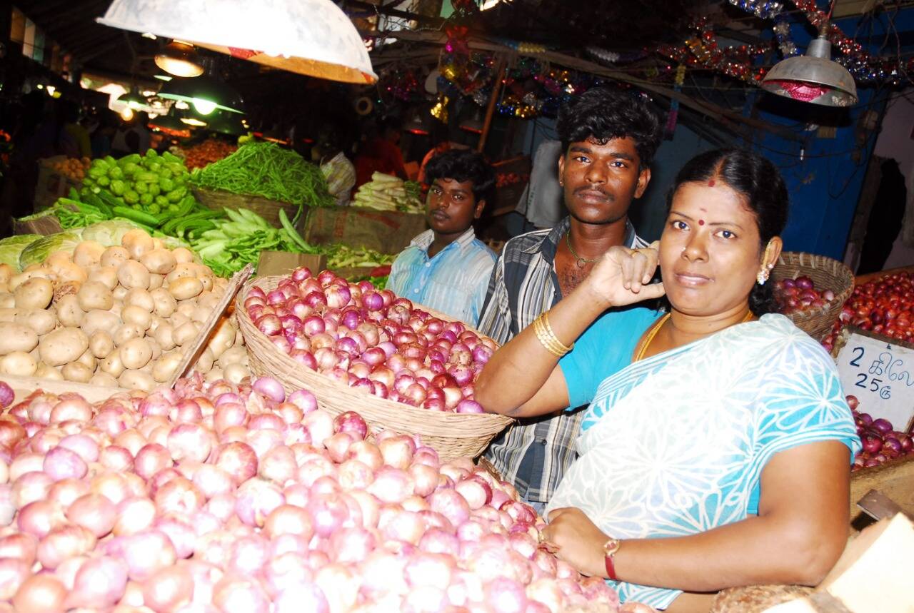 நினைச்சாலே கண்ணீர் தான்... சதமடித்த சின்ன வெங்காயம் விலை...!!