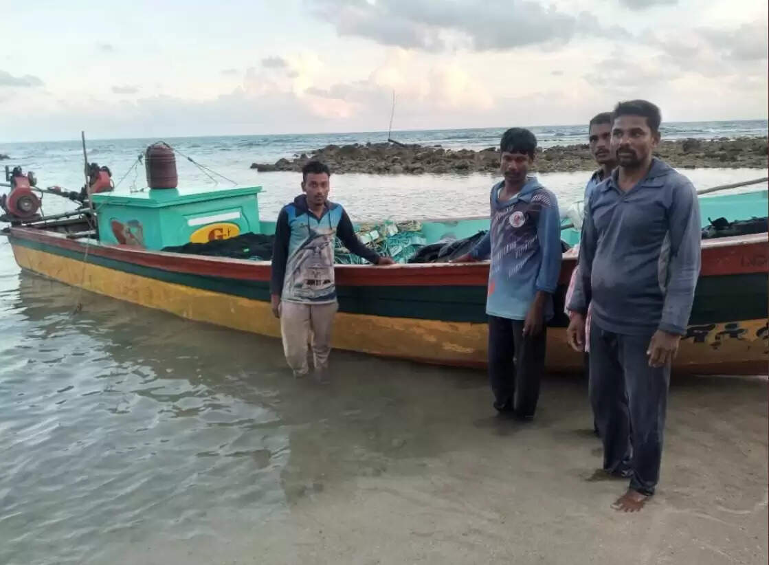 இலங்கை கடற்படையினர் அட்டூழியம்! தமிழக மீனவர்கள் 4 பேர் கைது!