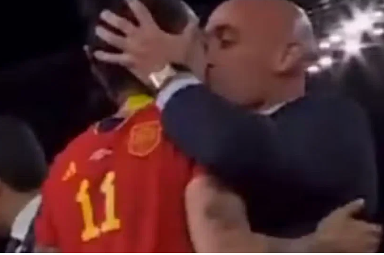 வெடிக்கும் சர்ச்சை.. 81 வீராங்கனைகள் விளையாட மறுப்பு... உதட்டோடு முத்தமிட்ட விவகாரம் !!