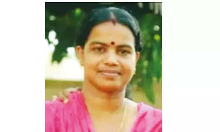 கணவன் கண் எதிரே சோகம்... மகளை வழியனுப்பி வைத்த பெண் அதே ரயிலில் சிக்கி பலி!