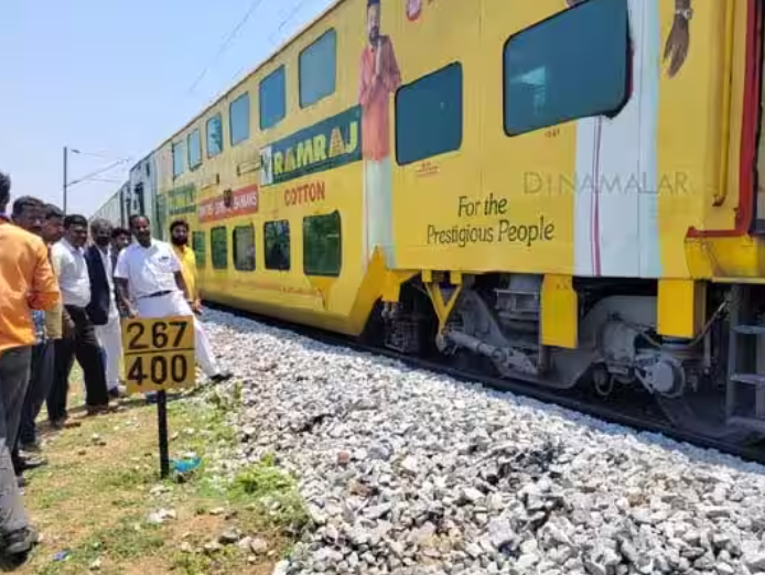 தடம் புரண்ட சென்னை ரயில்!! நடுவழியில் நிறுத்தப்பட்ட ரயில்கள்!!