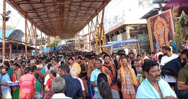 திருச்செந்தூர் கோவிலில் பெண் அதிகாரி - போலீஸ் ஏட்டு மோதல்... இருவரும் மருத்துவமனையில் அனுமதி!