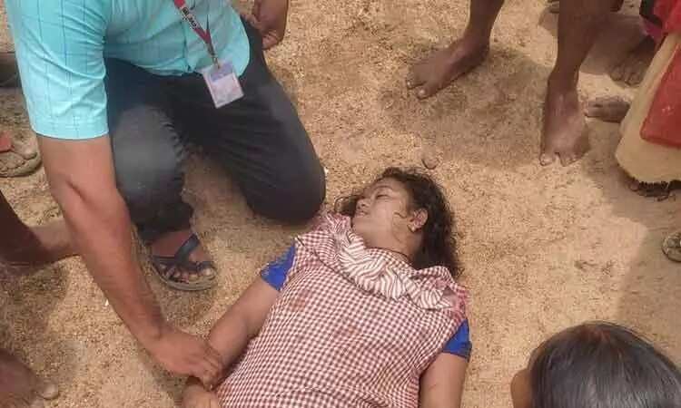 சோகம்!! மகளை அணைத்தபடி உயிரை விட்ட தாய்!! கதறிய குழந்தைகள்!!