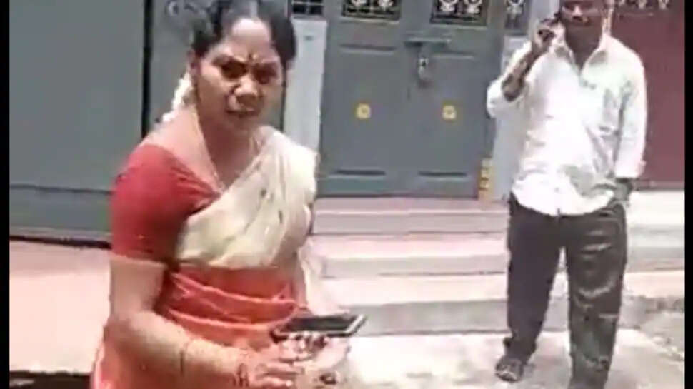 வீடியோ!! பொதுமக்கள் மீது காறி உமிழும் திமுக பெண் கவுன்சிலர்!!