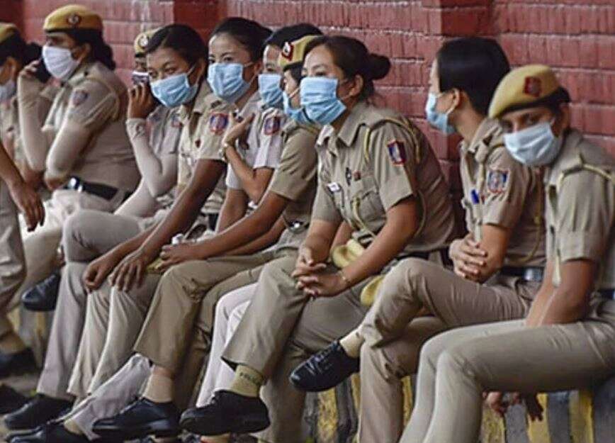 பெண் போலீசாருக்கு 'தானியங்கி நாப்கின் இயந்திரம்' சேவை தொடக்கம்... 5,900 பேர் பயனடைவர்!