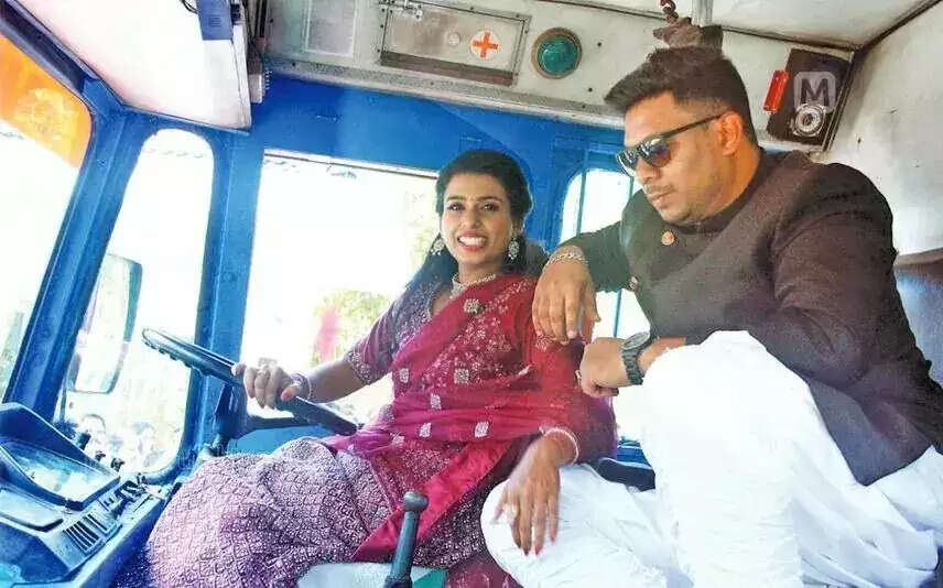 மாஸ் வீடியோ!! டேங்கர் லாரியில் திருமணத்திற்கு வந்த மணப்பெண்!!