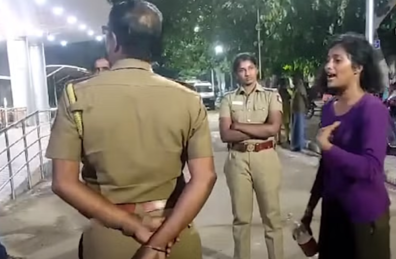 போலீசை தாக்கி பேட்ச், செல்போன், ஹெட்செட்டை உடைத்து அமர்க்களம்... போதையில் இளம்பெண் அட்டகாசம்... !!