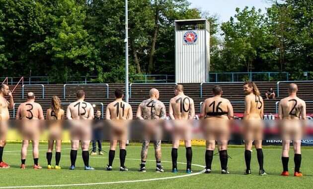 மைதானத்தில் அதிர்ச்சி.. உடம்பில் ஒட்டுத் துணி கூட இல்லாமல் கால்பந்து விளையாடிய ஆண்கள் அணி!