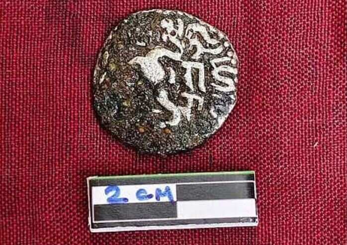 ராஜராஜ சோழன் காலத்து வெள்ளி நாணயம் கண்டெடுப்பு... கல்லூரி மாணவர்கள் கண்டெடுத்த பொக்கிஷம்!