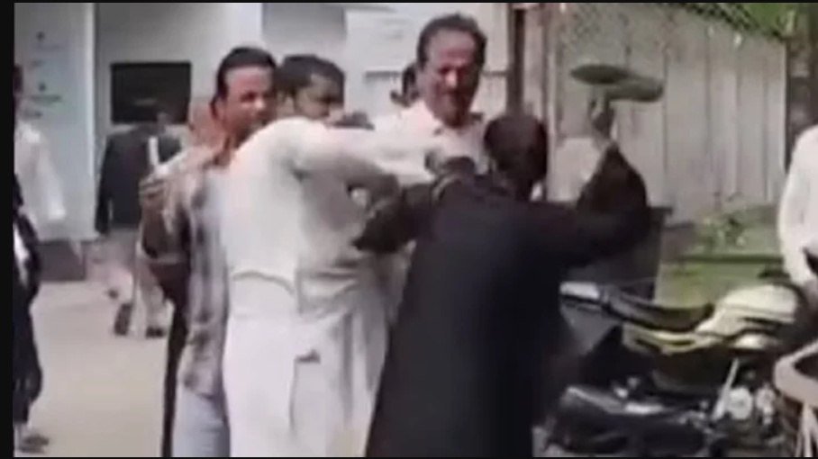 நீதிமன்ற வாசலில் பரபரப்பு... கணவரை செருப்பால் அடித்த பெண்!