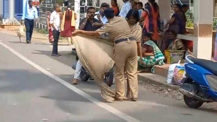 நெகிழ்ச்சி! ஆடையின்றி சாலையில் சுற்றி திரிந்த பெண்ணுக்கு ஆடை தந்து உதவிய பெண் போலீஸ்!!