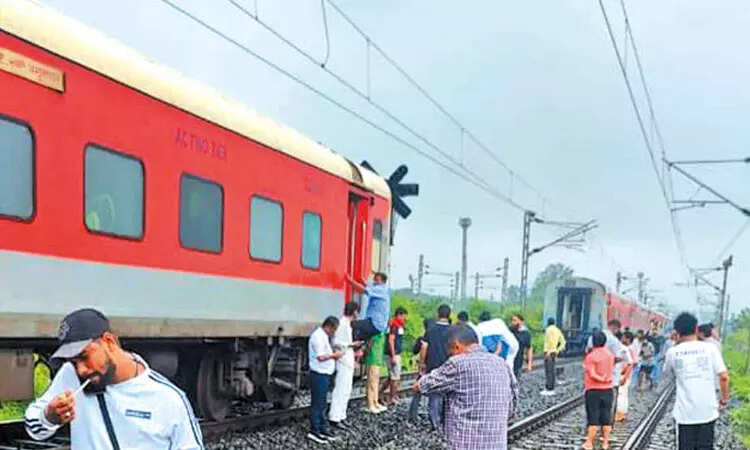 எக்ஸ்பிரஸ் ரயிலில் கழன்று ஓடிய பெட்டிகள்... பயணிகள் அலறி அடித்து ஓட்டம்!