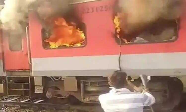 பயணிகள் ரயிலில் திடீர் தீ விபத்து ... 3 பெட்டிகள் தீயில் கருகி நாசம்!