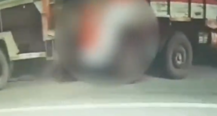 பகீர் வீடியோ... லாரிக்கிடையே சிக்கி தம்பதி சம்பவ இடத்திலேயே பலியான சோகம்!