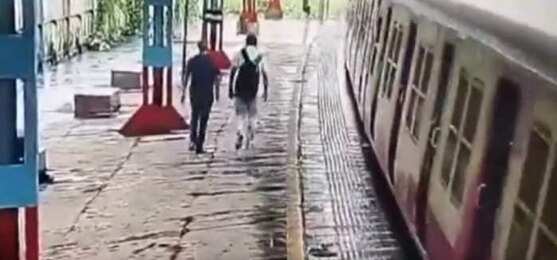 அதிர்ச்சி வீடியோ... கைகளை இறுக்கமாக பிடித்தப்படி தந்தை - மகன் ரயில் தண்டவாளத்தில் படுத்து தற்கொலை!