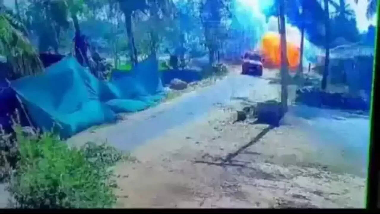 திருவிழாவில் சோகம்... பட்டாசு வெடித்து சிறுவன் உள்பட 2 பேர் படுகாயம்!