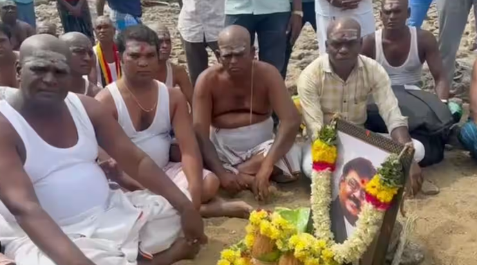 300 தொண்டர்கள் கேப்டனுக்கு மொட்டை அடித்து ஈமச்சடங்கு .. மார்பளவு சிலை....!