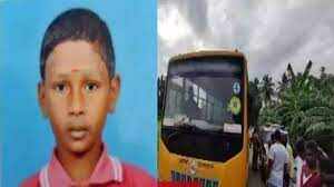 சோகம்!! பள்ளிப்பேருந்து சக்கரத்தில் சிக்கி தலை நசுங்கி மாணவன் பலி!!