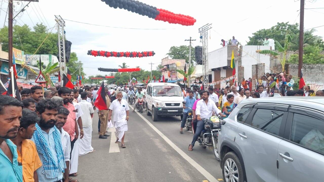 உதயநிதி தேர்தல் பிரச்சாரம்... நடுவழியில் நிறுத்தப்பட்ட பேருந்துகள்... மாணவர்கள், பொதுமக்கள் அவதி!