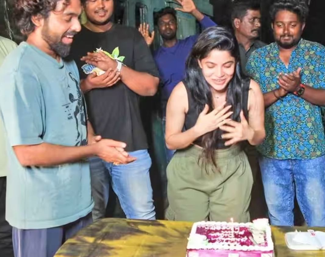 நடிகை திவ்யபாரதிக்கு இன்ப அதிர்ச்சி அளித்த ஜிவி.பிரகாஷ்... !