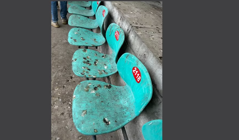 புறா எச்சங்களுடன் இருக்கைகள்... உலகக்கோப்பைக்கு தயாராகாத மைதானங்கள்... வைரல் வீடியோ!!