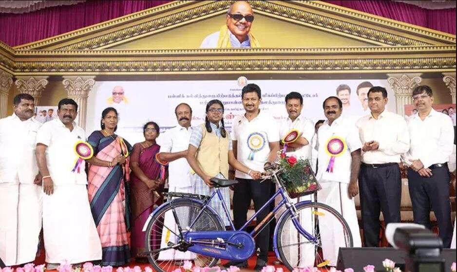 ரூ.241 கோடி செலவில் 11-ம் வகுப்பு மாணவர்களுக்கு மிதிவண்டிகள்... திட்டத்தை தொடங்கி வைத்த உதயநிதி ஸ்டாலின்!