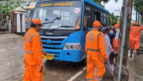 மோந்தா புயல்... கடைகள், வணிக வளாகங்களை மூட உத்தரவு!