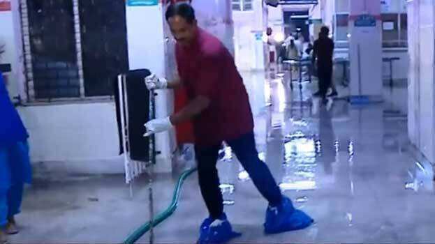 கனமழை: அரசு மருத்துவமனையின் தரைத்தளம் மூழ்கியது... ஐசியுவிலும் தண்ணீர் புகுந்ததால் நோயாளிகள் அவதி!
