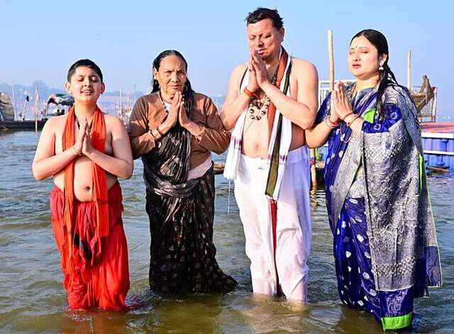 உத்தரகண்ட் முதல்வர் மகா கும்பமேளாவில் புனித நீராடல்!