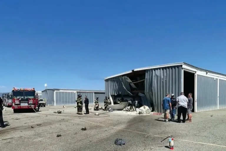 2 விமானங்கள் நேருக்கு நேர் மோதி பெரும் விபத்து!! 2 பேர் பலி!!