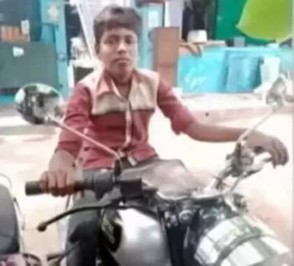 டிராக்டர் கலப்பையில் சிக்கி பள்ளி மாணவர் பரிதாபப் பலி!!