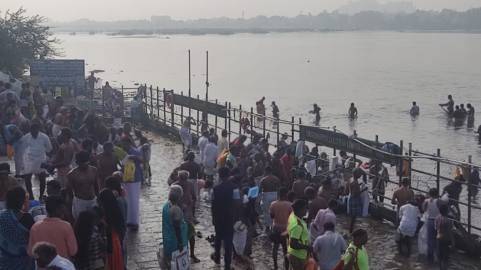 களைகட்டிய தை அமாவாசை வழிபாடு!! அம்மா மண்டபத்தில் பல்லாயிரக்கணக்கானோர் தர்ப்பணம்!!